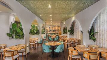 Frokost, lunsj og middag serveres