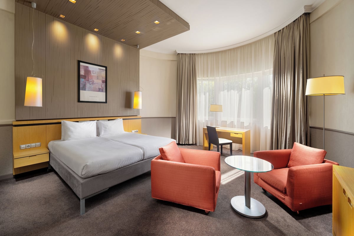 Suite Junior, 1 très grand lit | Minibar, coffres-forts dans les chambres, chambres insonorisées