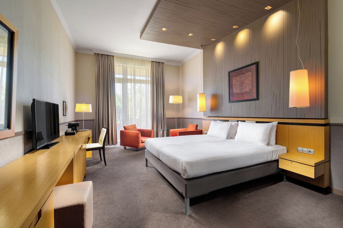 Deluxe Triple Room | Minibar, in-room safe, soundproofing, iron/ironing board