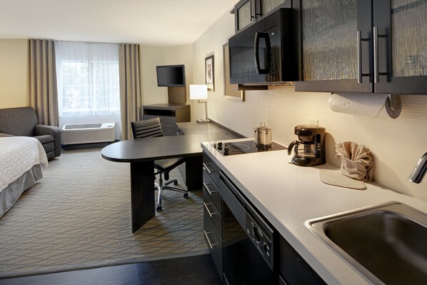 Suite estudio, 1 cama King size | Caja de seguridad en la habitación y escritorio 