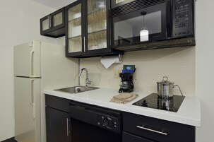 Cafetera/tetera, refrigerador, microondas, placa de cocina