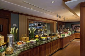 Daily local cuisine breakfast for a fee - Williamsburg Lodge, Autograph Collection (Williamsburg)