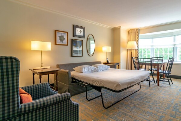 Suite, 1 King Bed with Sofa bed | Premium bedding, in-room safe, desk, laptop workspace