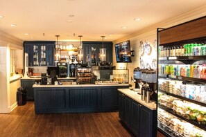 2 restaurants servant le petit déjeuner, spécialités Cuisine locale