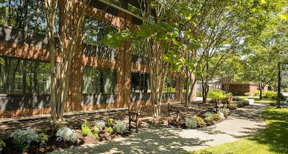 Williamsburg Woodlands Hotel & Suites, an official Colonial Williamsburg Hotel