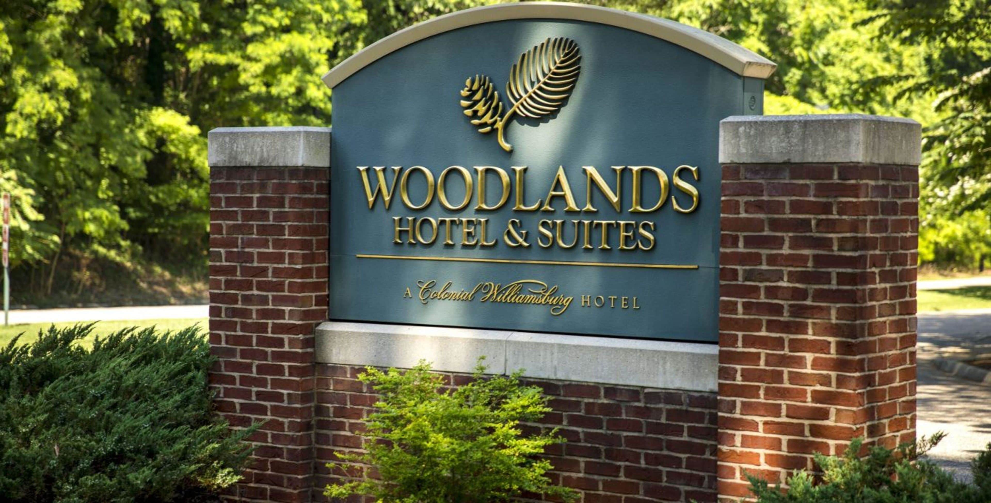 Letrero del Woodlands Hotel & Suites, con temática de Colonial Williamsburg.