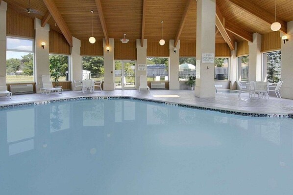Una piscina techada, una piscina al aire libre