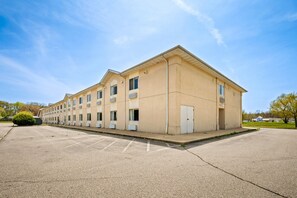 Exterior - Baymont by Wyndham Dowagiac (Dowagiac)