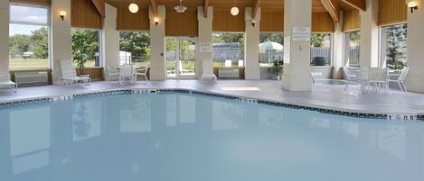 Kolam renang indoor dan kolam renang outdoor