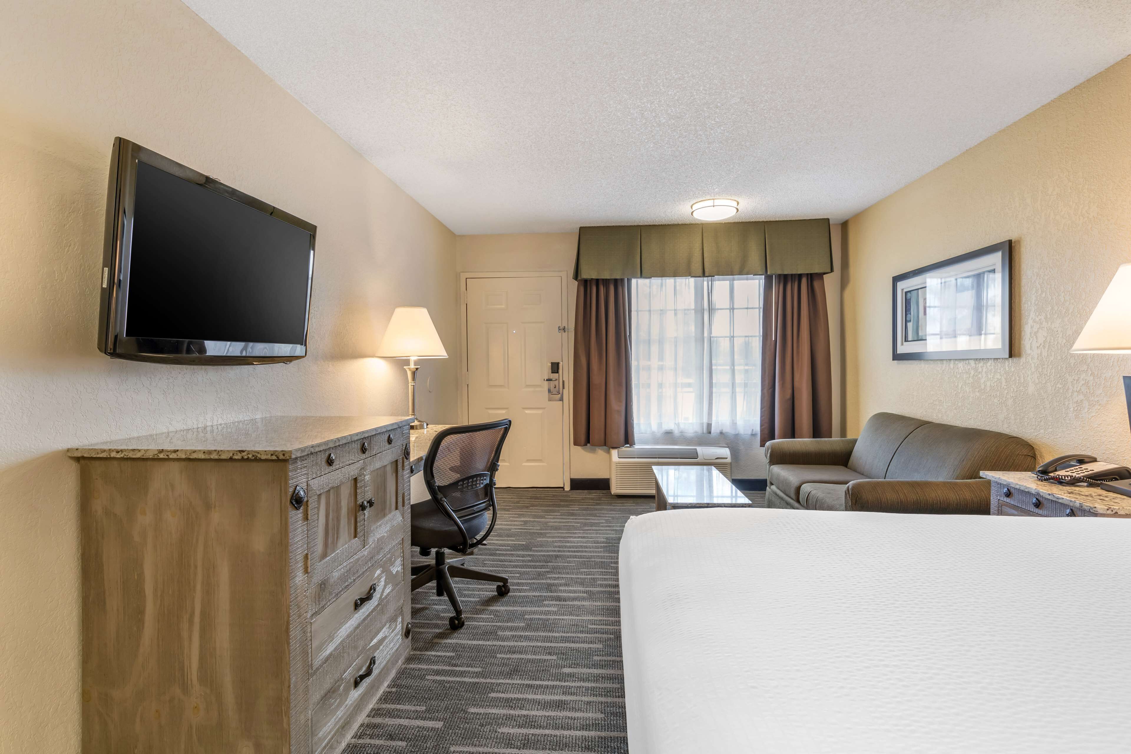 standard room, 1 queen bed, non smoking, refrigerator & microwave | pillow-top beds, in-room safe, desk, laptop workspace