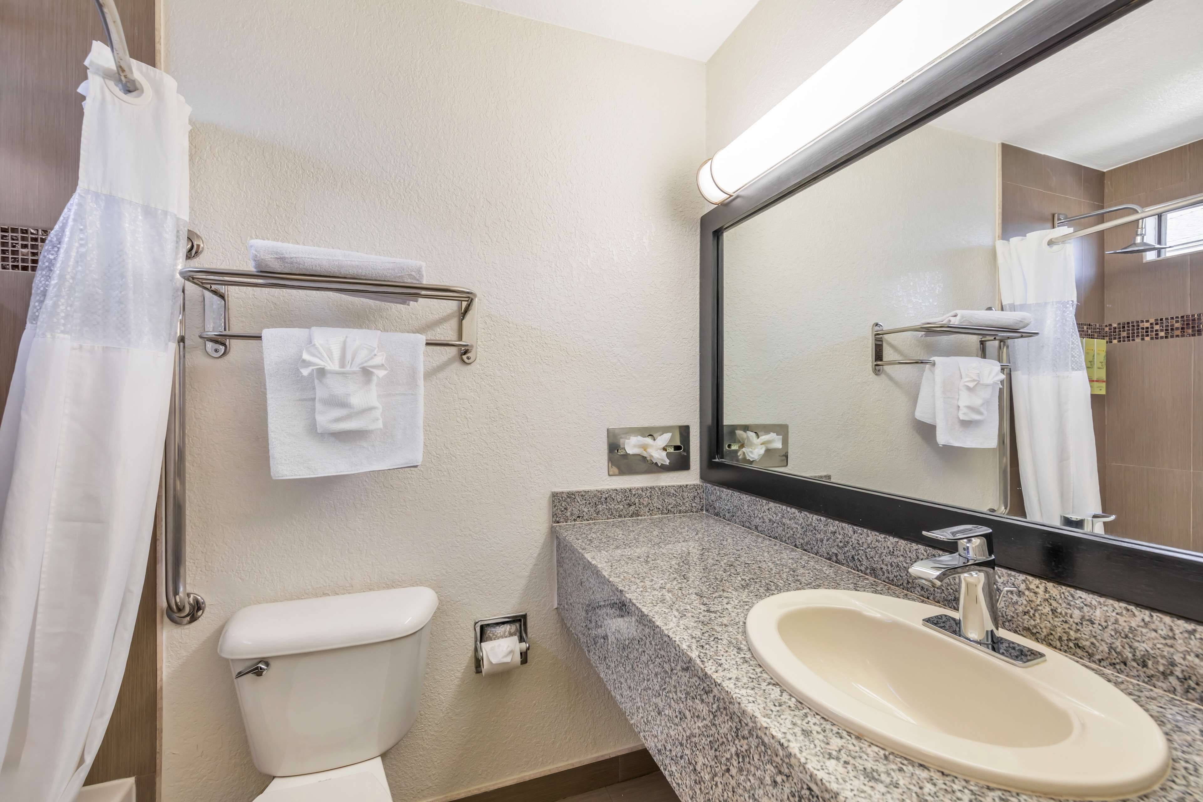 combined shower/bathtub, hydromassage showerhead, free toiletries