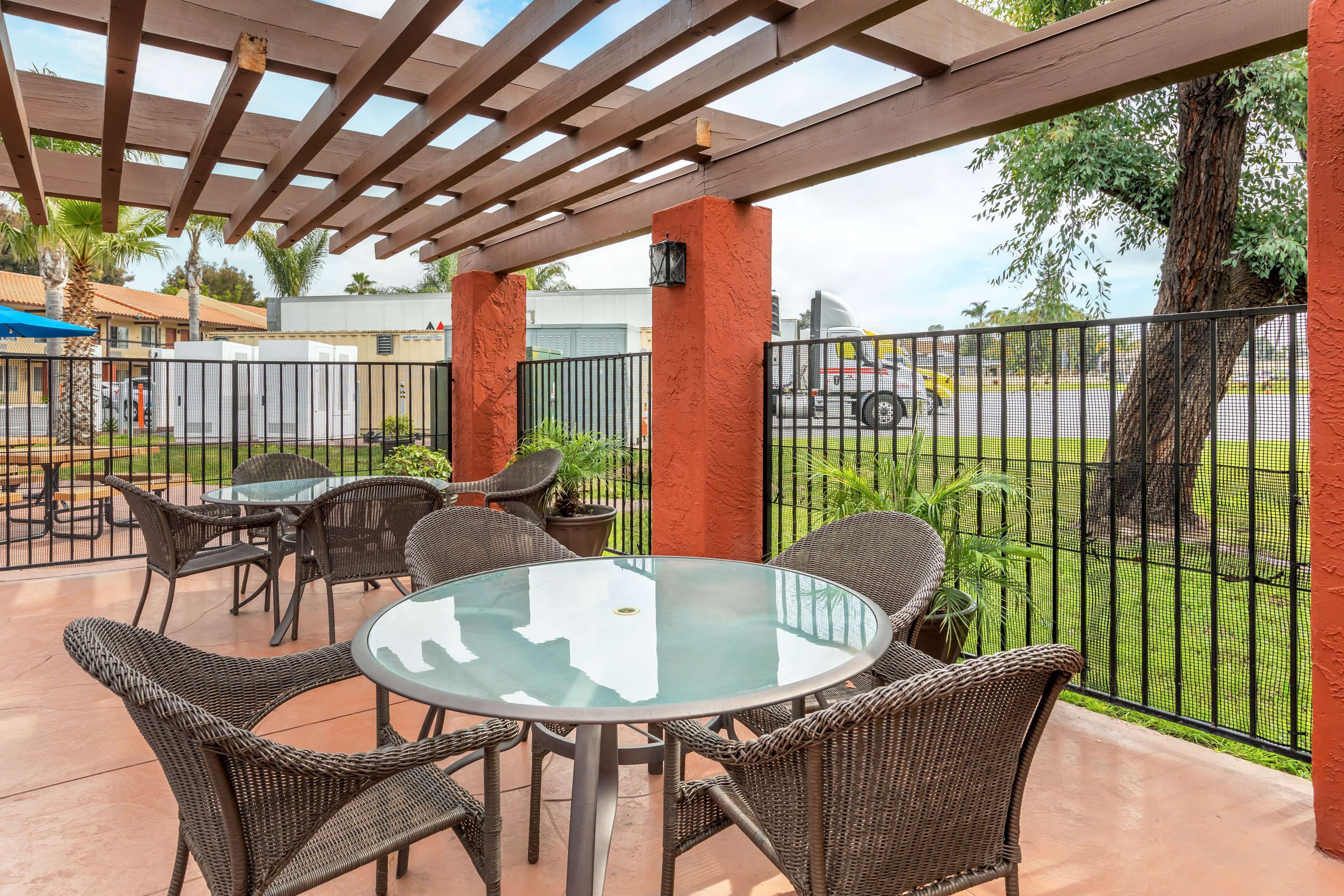 outdoor pool, open 10:00 am to 9:30 pm, pool loungers