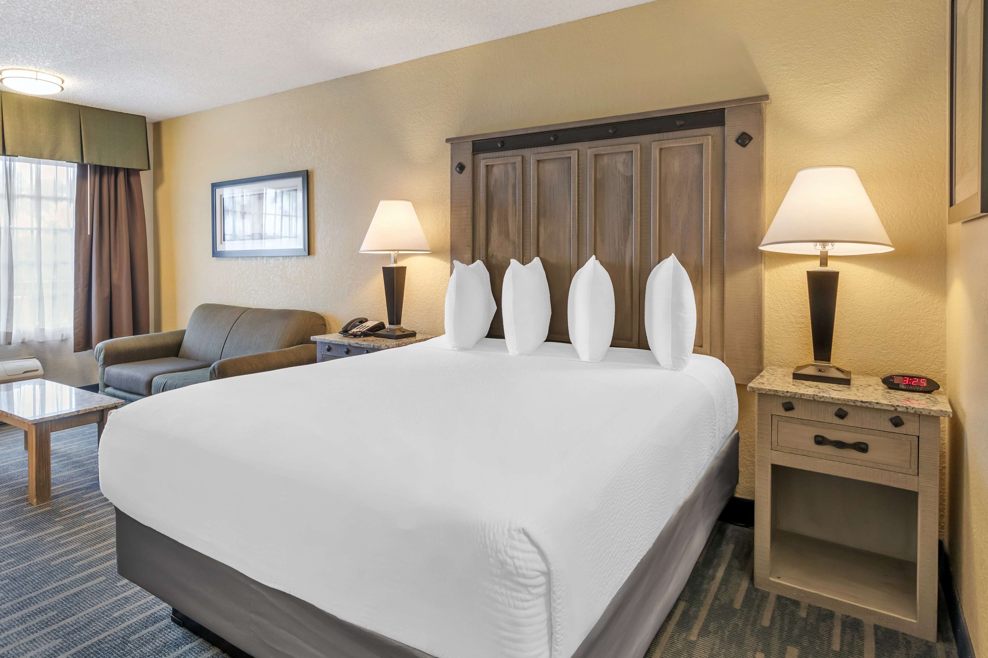 Standard Room, 1 Queen Bed, Non Smoking, Refrigerator & Microwave | Pillowtop beds, in-room safe, desk, laptop workspace