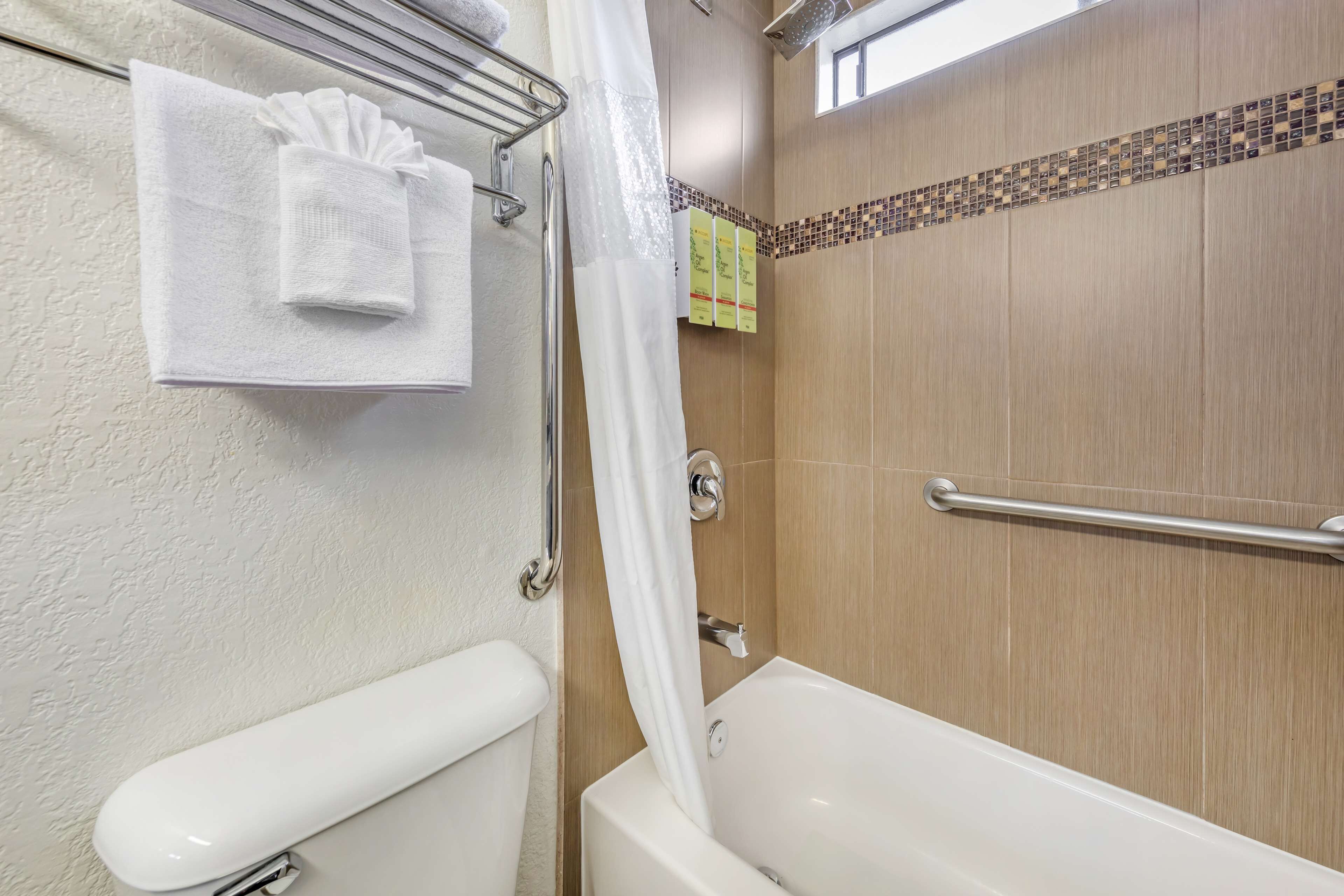 combined shower/bathtub, hydromassage showerhead, free toiletries