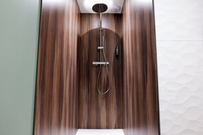 Family Room | Baño | Regadera, secadora de cabello, toallas 