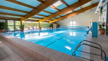 Kolam renang indoor, buka mulai 07.30 hingga 22.00, dengan cabana gratis