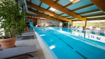 Piscina coperta, cabine incluse nel prezzo, ombrelloni da piscina