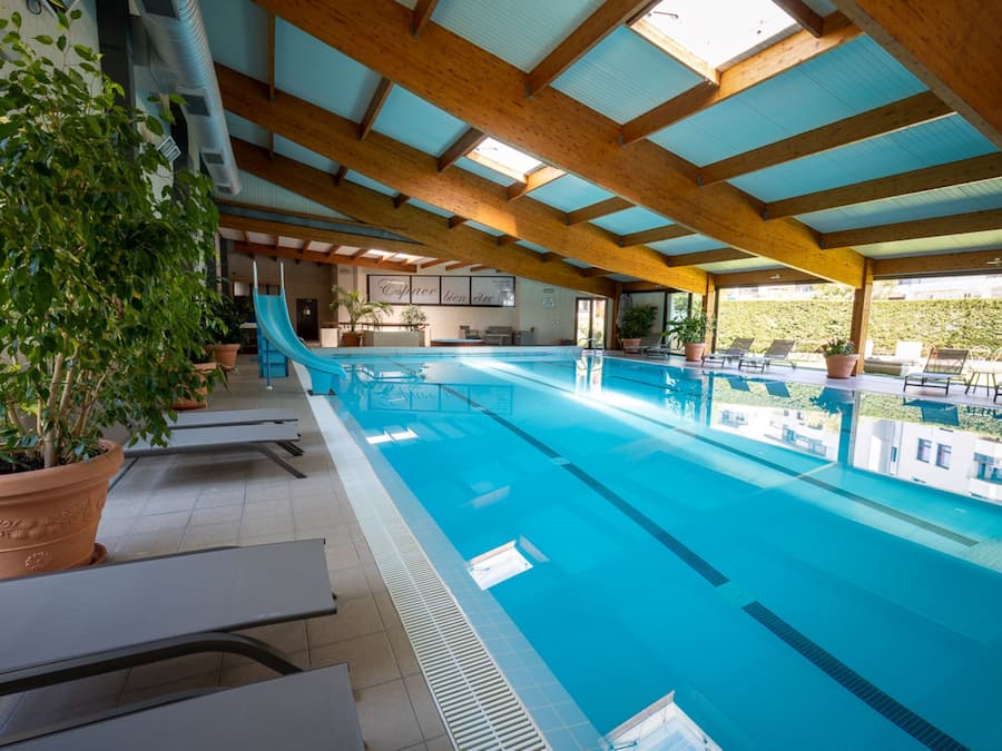 Una piscina cubierta (de 07:30 a 22:00), cabañas de piscina gratuitas