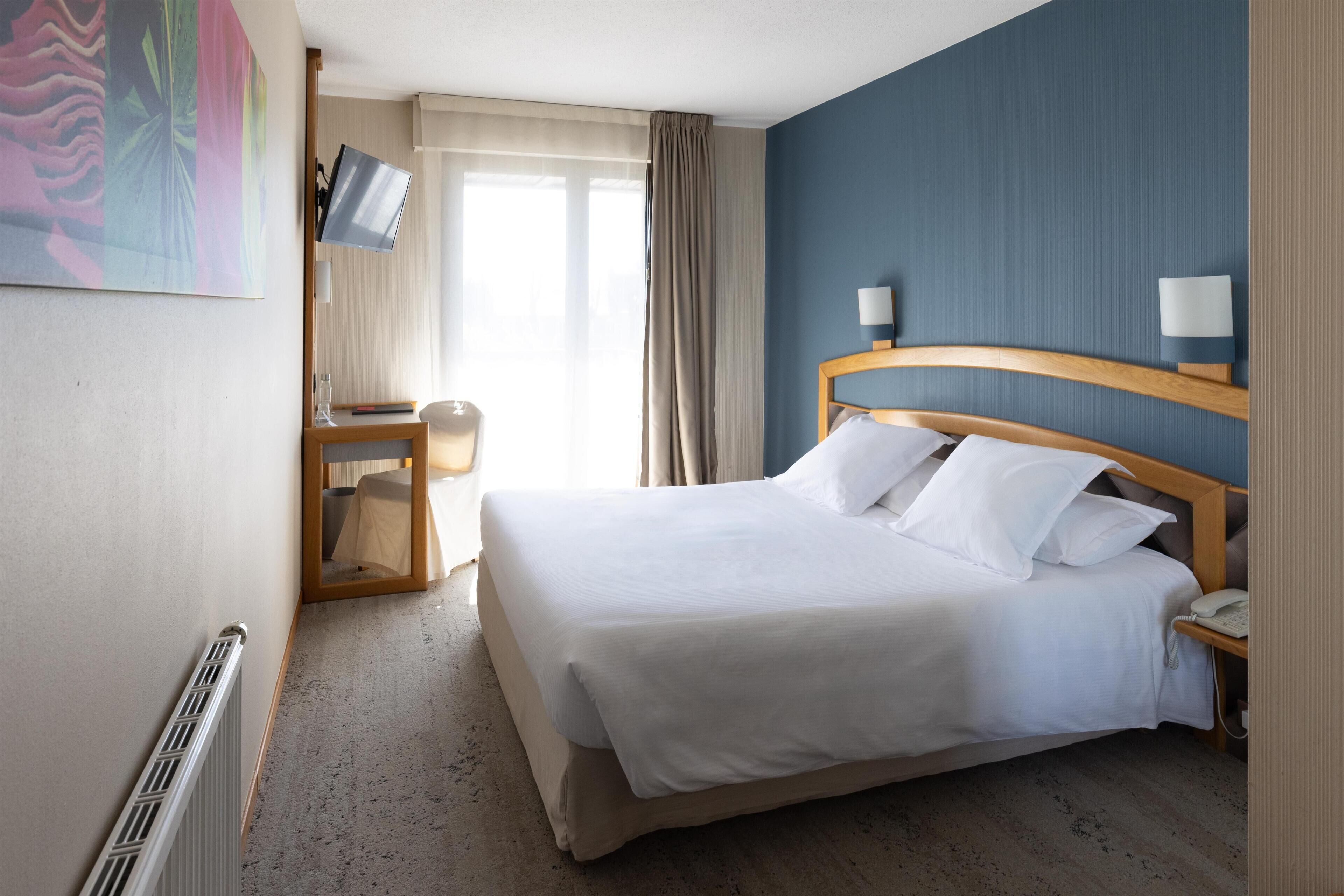 Comfort Room, 1 Queen Bed, Non Smoking, Balcony