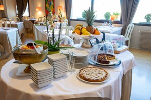 Petit-déjeuner et dîner servis sur place, spécialités Cuisine régionale