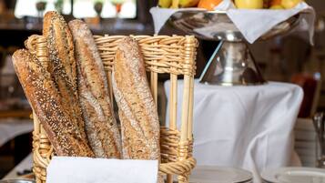 Sarapan prasmanan setiap hari (EUR 15 per orang)