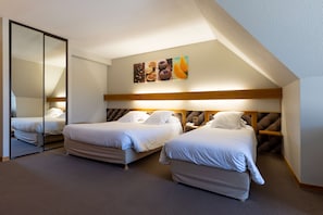 Chambre Familiale, plusieurs lits, non-fumeurs (Living Room;with Sofabed) | 1 chambre, literie de qualité supérieure