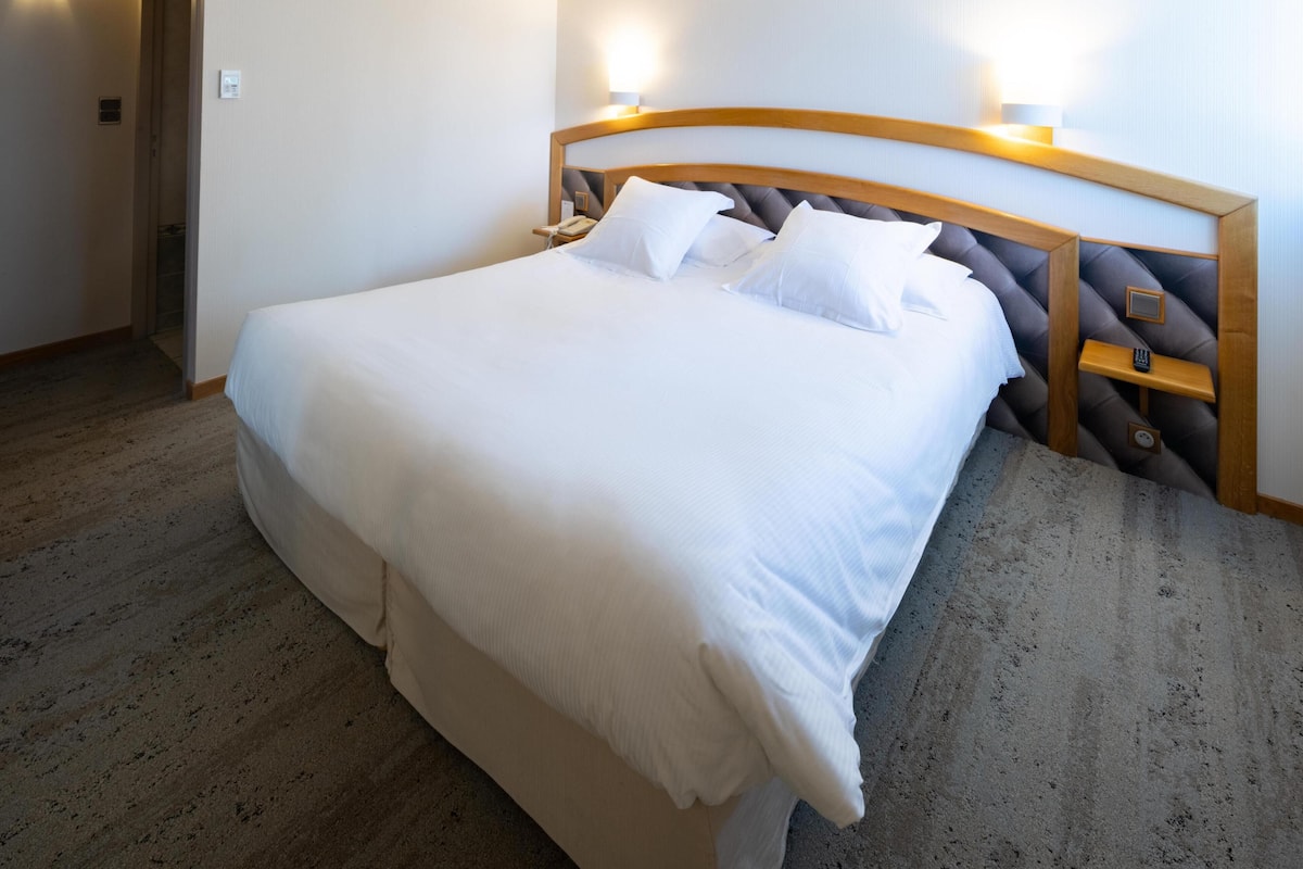 ห้องคอมฟอร์ท, เตียงควีนไซส์ 1 เตียง, ปลอดบุหรี่ (Twin bed on request) | 1 ห้องนอน, เครื่องนอนระดับพรีเมียม, ตู้นิรภัยในห้องพัก, โต๊ะทำงาน