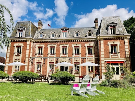 Front of property. Château Corneille