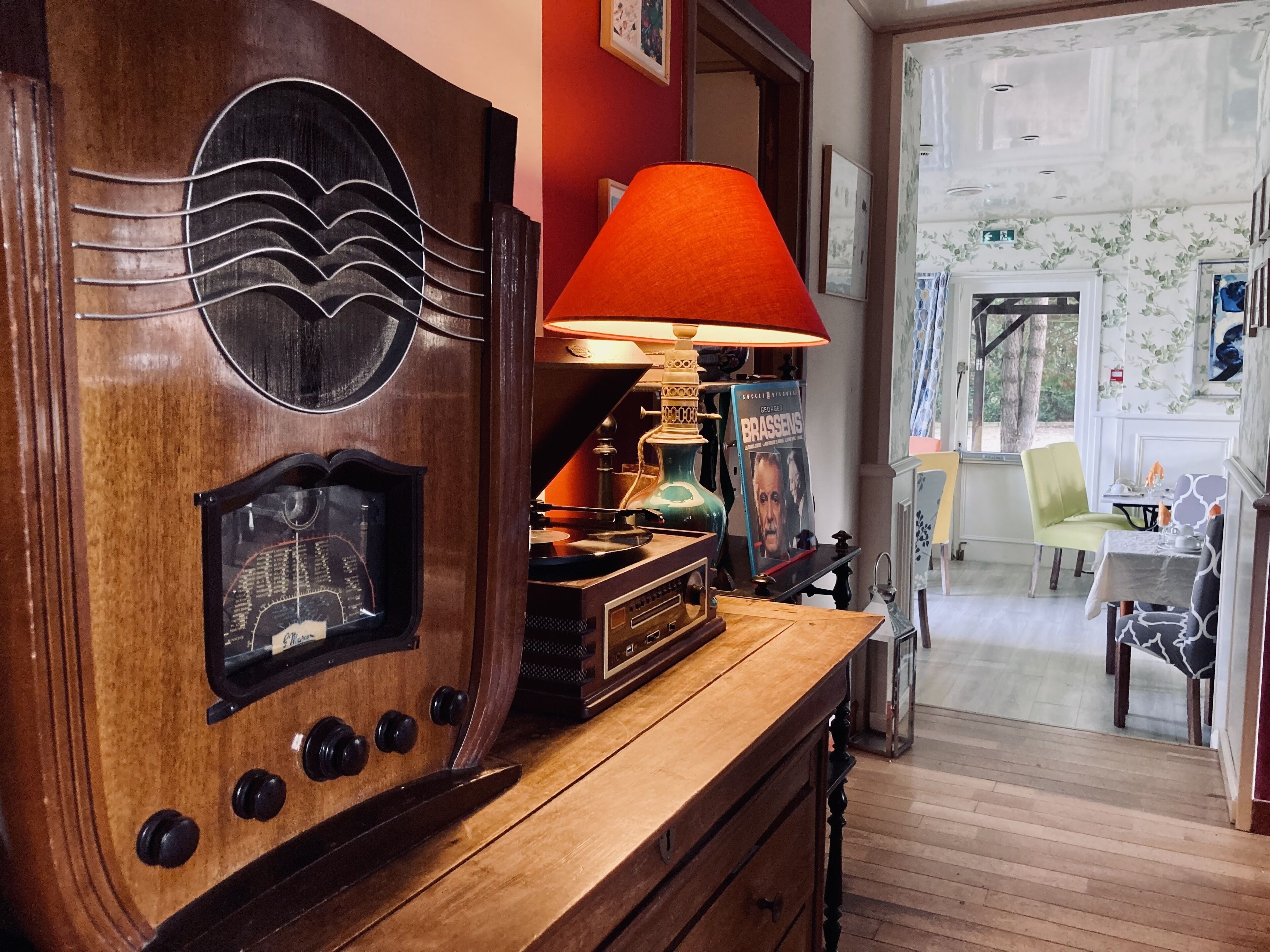 供應午餐和晚餐，法國料理