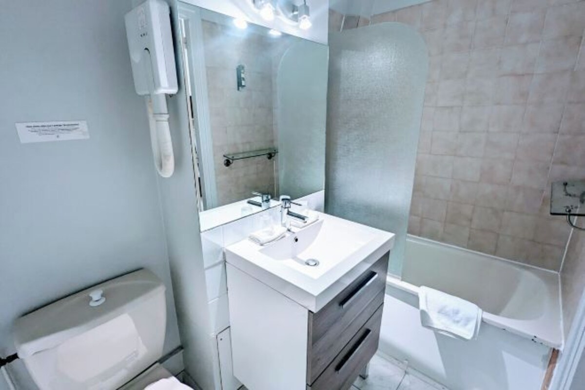 Bathroom | Free toiletries, hair dryer, towels, shampoo