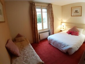 Minibar, desk, soundproofing, free WiFi