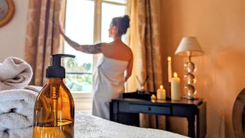 Suite, Garden View | Hypo-allergenic bedding, individually decorated, desk, laptop workspace