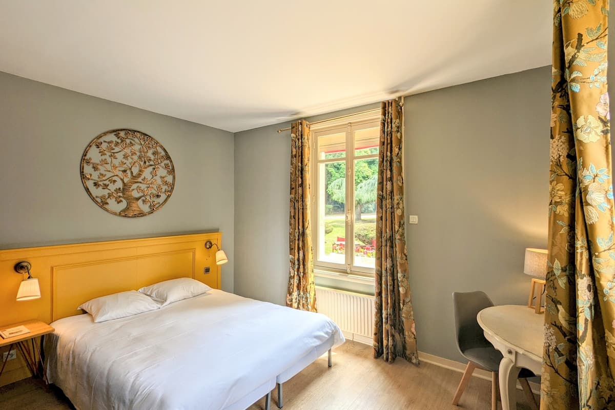 Classic-Doppelzimmer | Allergikerbettwaren, individuell dekoriert, Schreibtisch