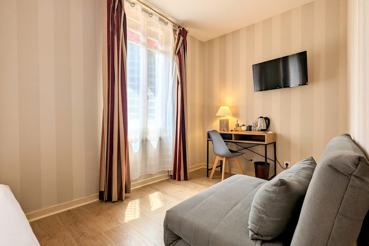 executive room | living area | 60-cm flat-screen tv with satellite channels, tv