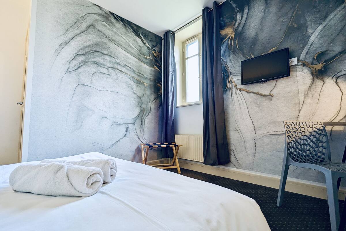 classic double room | hypo-allergenic bedding, individually decorated, desk, laptop workspace