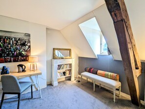 Suite, Garden View | Living area