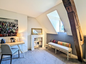 Suite, Gartenblick | Wohnbereich | 60-cm-Flachbildfernseher mit Satellitenempfang, Fernseher