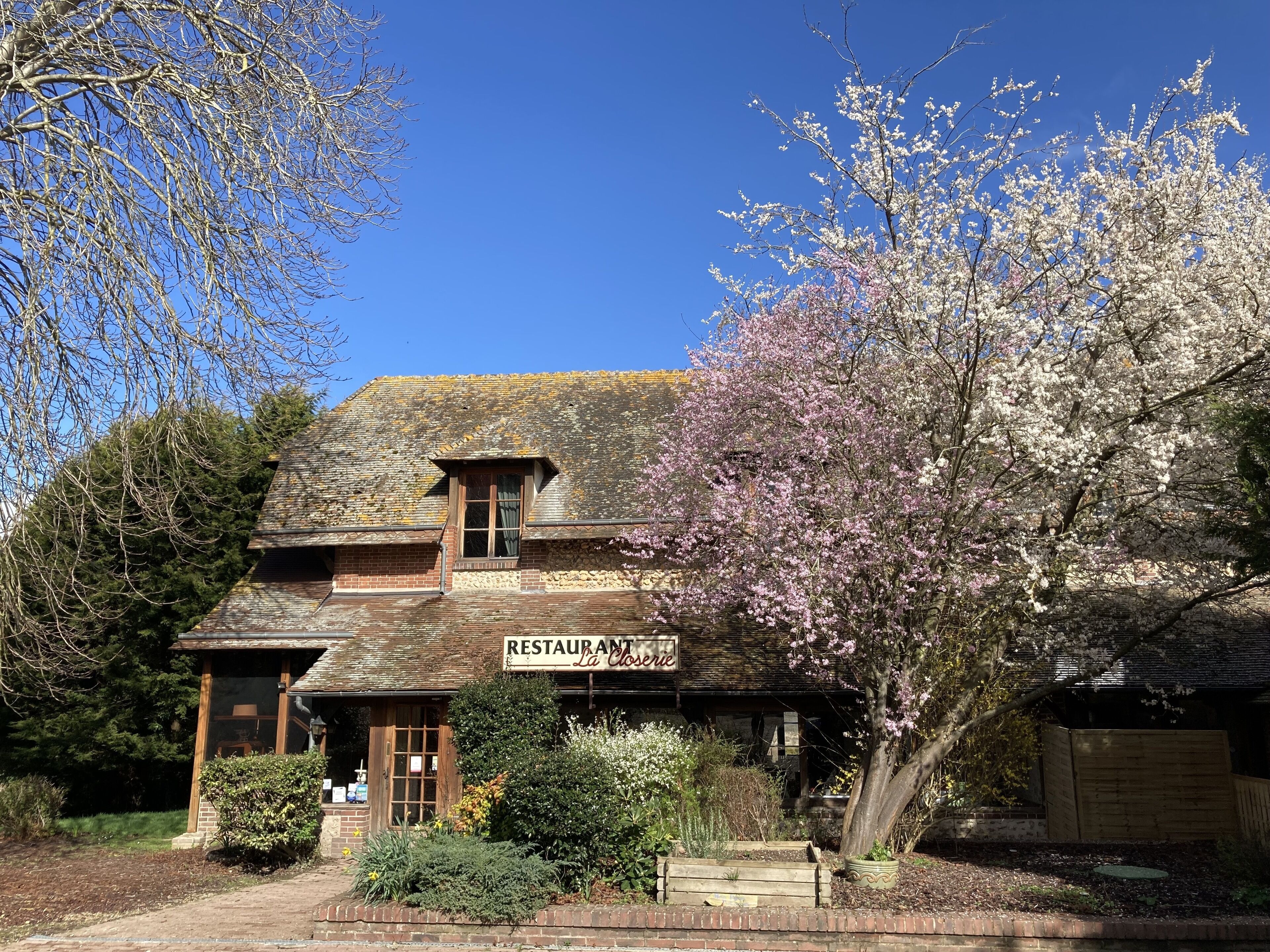A rustic building with a sign reading "RESTAURANT La Closerie."