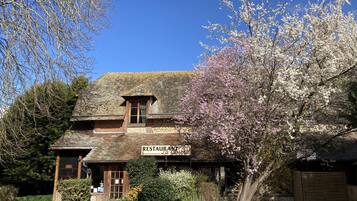 A rustic building with a sign reading "RESTAURANT La Closerie."
