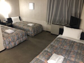 Dreibettzimmer, Raucher | 1 Schlafzimmer, Schreibtisch, Verdunkelungsvorhänge