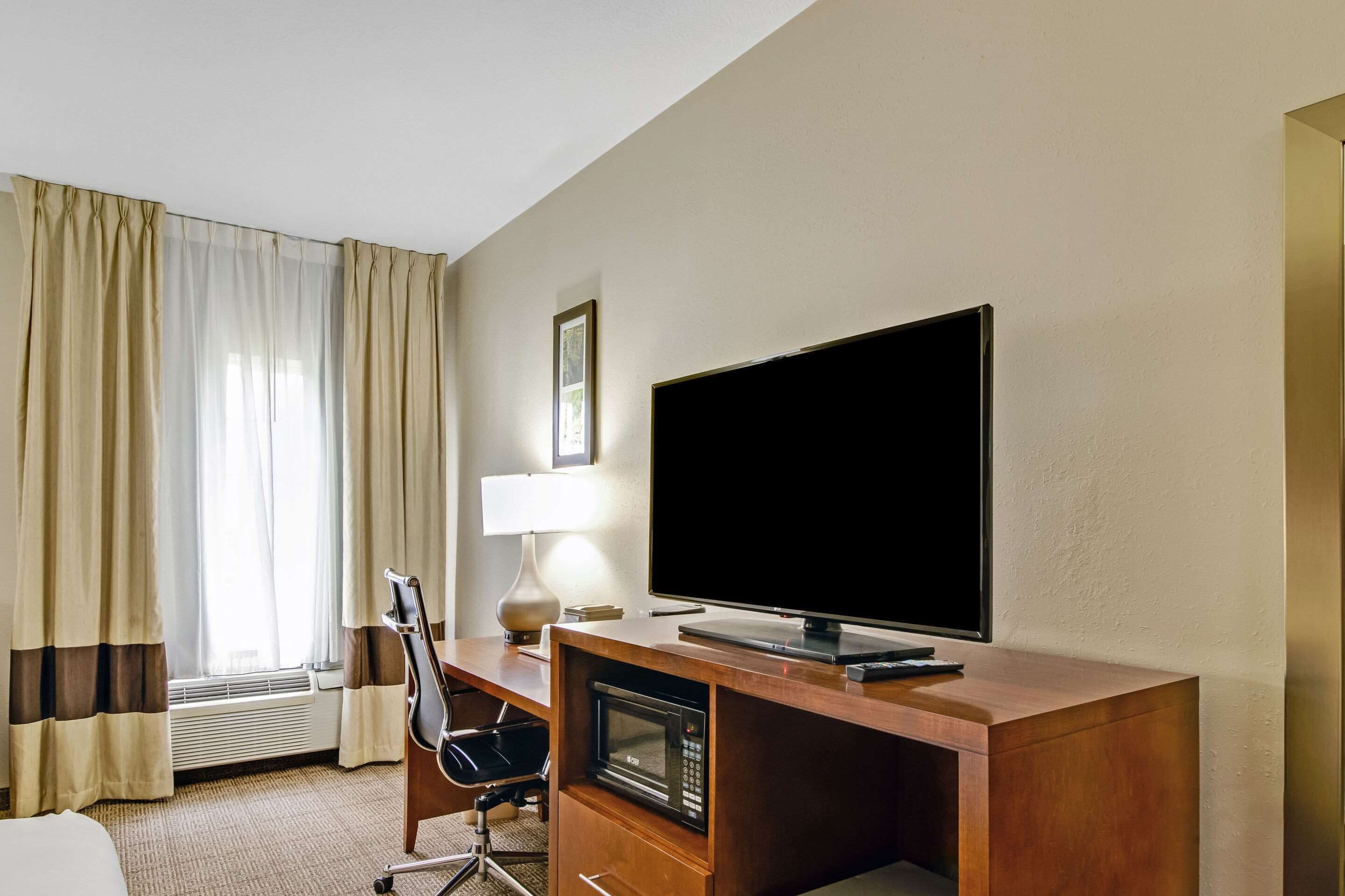 Room, 1 King Bed, Accessible, Non Smoking | Desk, blackout drapes, iron/ironing board, free cribs/infant beds