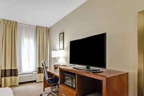 Bureau, rideaux occultants, fer et planche à repasser