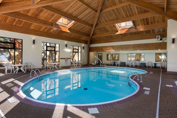 Piscina coberta (horari: 09:00-00:00) i gandules