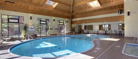 من حمّامات السباحة المغطاة، مقاعد للتشمس