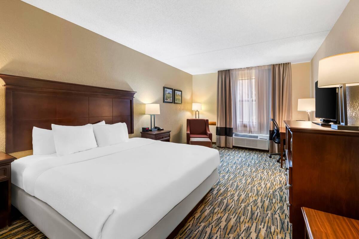 Room, 1 King Bed, Non Smoking | In-room safe, desk, iron/ironing board, rollaway beds (surcharge)