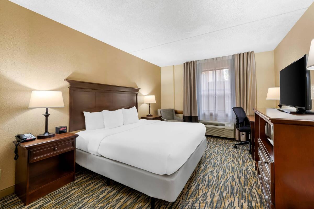 In-room safe, desk, iron/ironing board, rollaway beds (surcharge)