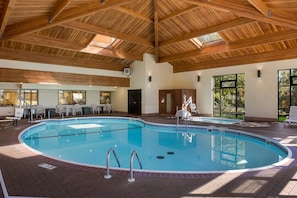 Indoor pool, open 9 AM to midnight, pool loungers - Comfort Inn & Suites Branson Meadows (Branson)