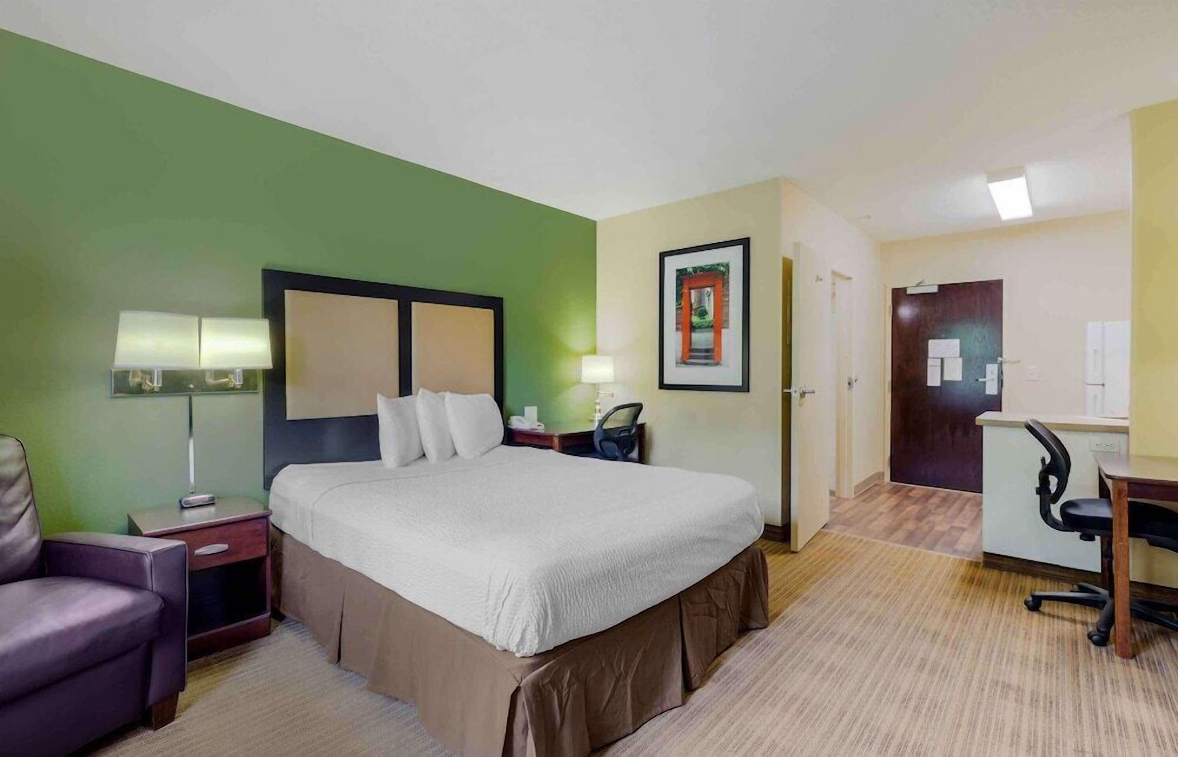 Premium bedding, desk, iron/ironing board, free WiFi