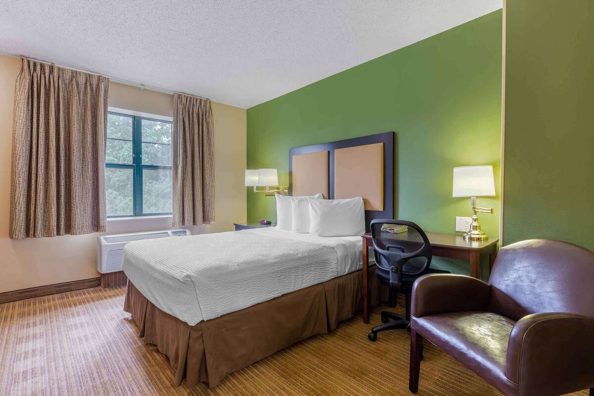 studio, 1 queen bed, accessible, non smoking | premium bedding, desk, iron/ironing board, free wifi