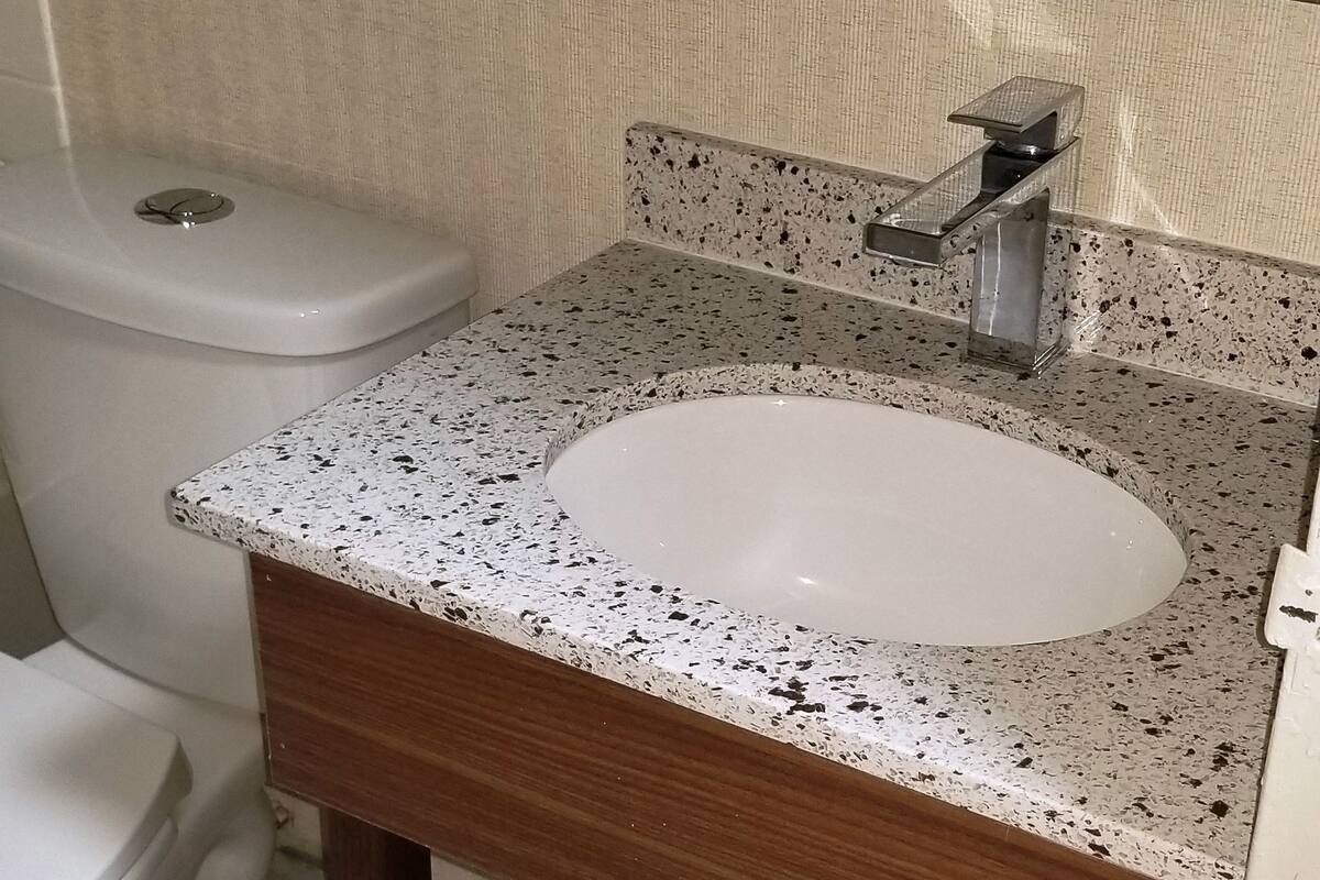 bathtub, deep-soaking bathtub, free toiletries, hair dryer